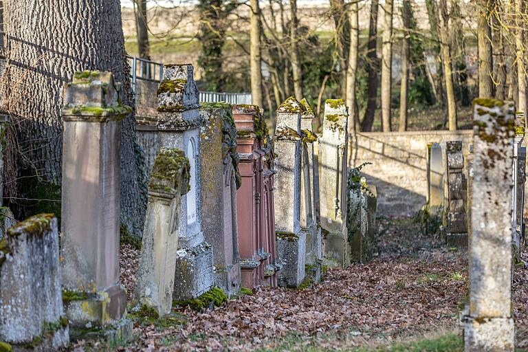 Während der Tour streift man den Jüdischen Friedhof in Aub. Während der Tour streift man den Jüdischen Friedhof in Aub. 