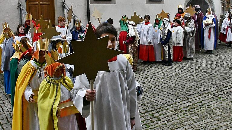 Die Sternsinger von Bad Königshofen im Jahr 2020 vor dem Einzug in die Stadtpfarrkirche.