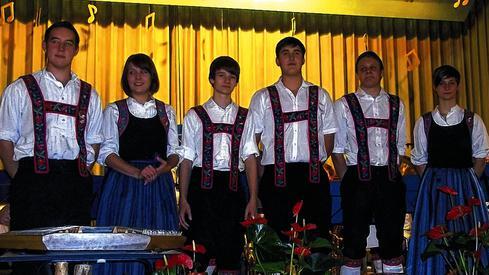 Ehrungen für zehn Jahre aktive Musikertätigkeit: Elena Dittrich, Maximilian Finster, Maximilian Grief, Felix Herbert, Michael Mann und Katharina Weber erhielten beim Cäcilienkonzert des Musikvereins Fladungen die Ehrennadel in Bronze des Nordbayerischen Musikbundes.