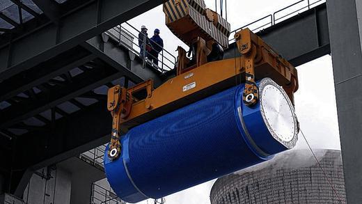 Verladung am Zwischenlager: Im Februar 2006 wurden die ersten Brennstäbe vom KKG in das Zwischenlager verladen. Verladung am Zwischenlager: Im Februar 2006 wurden die ersten Brennstäbe vom KKG in das Zwischenlager verladen.