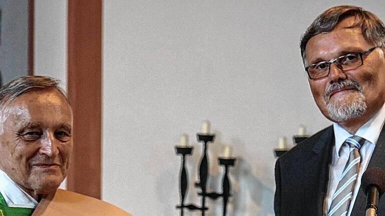 Monsignore Gerold Postler (links) wird zum Ehrenbürger von Zellingen ernannt. Bürgermeister Wieland Gsell sagt, dies sei eine Anerkennung seiner Verdienste um die Entwicklung des Wallfahrtsortes Retzbach. Außerdem wolle man Postlers Dialogbereitschaft würdigen. Monsignore Gerold Postler (links) wird zum Ehrenbürger von Zellingen ernannt. Bürgermeister Wieland Gsell sagt, dies sei eine Anerkennung seiner Verdienste um die Entwicklung des Wallfahrtsortes Retzbach. Außerdem wolle man Postlers Dialogbereitschaft würdigen.