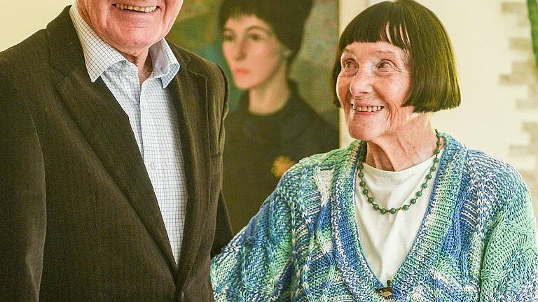 Das Ehepaar Gerlinger in seinem Wohnzimmer. Das Gemälde im Hintergrund ist vom Würzburger Maler Curd Lessig: ein Porträt Hertha Gerlingers aus den 1970er Jahren.