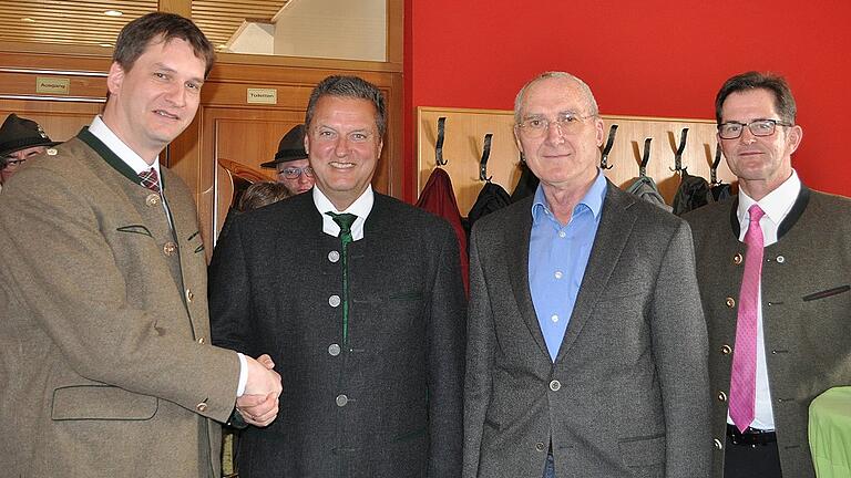 Im Rahmen einer Feierstunde am im Gasthof „Frankenstuben” in Ebern begrüßte Martin Neumeyer, Vorstandsvorsitzender der Bayerischen Staatsforsten (2. von links) am Freitag den neuen Leiter des Forstbetriebs Bad Königshofen, Dr. Sebastian Höllerl (links), und verabschiedete den bisherigen Leiter Christoph Fellermeyer (3. von links) in den Ruhestand. Den Landkreis Rhön-Grabfeld vertrat stellvertretender Landrat Peter Suckfüll. Im Rahmen einer Feierstunde am im Gasthof „Frankenstuben” in Ebern begrüßte Martin Neumeyer, Vorstandsvorsitzender der Bayerischen Staatsforsten (2. von links) am Freitag den neuen Leiter des Forstbetriebs Bad Königshofen, Dr. Sebastian Höllerl (links), und verabschiedete den bisherigen Leiter Christoph Fellermeyer (3. von links) in den Ruhestand. Den Landkreis Rhön-Grabfeld vertrat stellvertretender Landrat Peter Suckfüll.