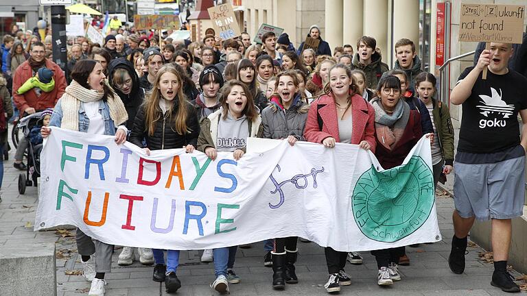 Gut 300 Teilnehmer hatte die Fridays for Future-Bewegung in Schweinfurt bei ihrer Demonstration am 29. November. Erst gab es einen Umzug durch die Stadt, danach eine Kundgebung am Schillerplatz. Gut 300 Teilnehmer hatte die Fridays for Future-Bewegung in Schweinfurt bei ihrer Demonstration am 29. November. Erst gab es einen Umzug durch die Stadt, danach eine Kundgebung am Schillerplatz.