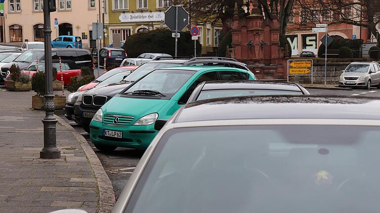 Auto an Auto reiht sich am Übergang von der Kaiserstraße zum Königsplatz. Soll so die Innenstadt der Zukunft aussehen? Auto an Auto reiht sich am Übergang von der Kaiserstraße zum Königsplatz. Soll so die Innenstadt der Zukunft aussehen?