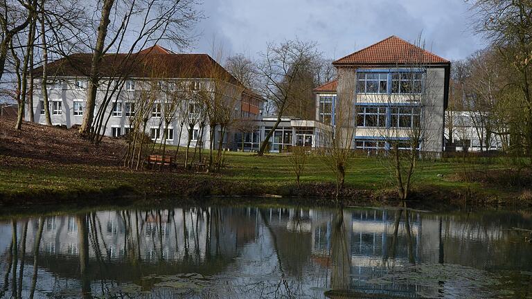 Das Franken-Landschulheim Schloss Gaibach. Dort sind Gymnasium, Realschule, Tagesheim und Internat untergebracht. Das Franken-Landschulheim Schloss Gaibach. Dort sind Gymnasium, Realschule, Tagesheim und Internat untergebracht.