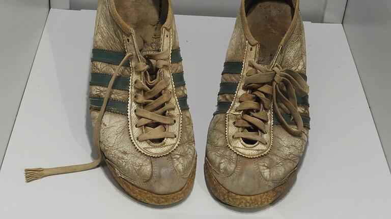 In diesen Schuhen wurde Günther Hußlein 1954 bayerischer Meister im Marathon. Jetzt sind sie in der Sport-Ausstellung im Spessartmuseum zu sehen. In diesen Schuhen wurde Günther Hußlein 1954 bayerischer Meister im Marathon. Jetzt sind sie in der Sport-Ausstellung im Spessartmuseum zu sehen. 