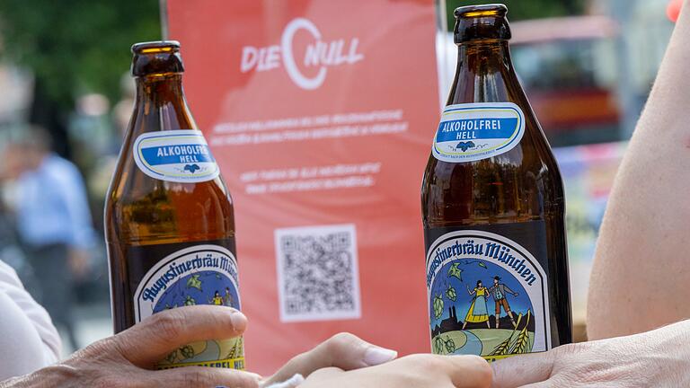 Zwei Bier-Trends in einer Flasche: Hell und alkoholfrei. - Läuft immer besser: Alkoholfreies Bier. (Symbolbild) Zwei Bier-Trends in einer Flasche: Hell und alkoholfrei. - Läuft immer besser: Alkoholfreies Bier. (Symbolbild)
