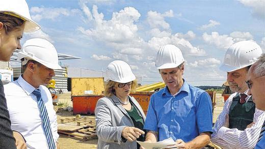 Baustellenkontrolle: Von links die kommissarische Leiterin des Hauptzollamts Franziska Schubert, Armin Rolfink (Bundesfinanzministerium) Staatssekretärin Anette Kramme, Leo Mahr (Zollamt), Hans-Peter Vieten (Bundesarbeitsministerium) und Jürgen Hartlich (Präsident der Bundesfinanzdirektion Südost).