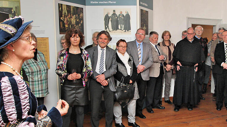 Als exzellente Luther-Kennerin erwies sich bei der Ausstellungs-Eröffnung im Heimatsspielhaus Ruth Jürken (links, in zeitgenössischer Bekleidung). Am Freitag, 3. März, führt Ruth Jürken ab 18.30 Uhr nochmals durch die Ausstellung.  Foto: Dieter Britz       -  Als exzellente Luther-Kennerin erwies sich bei der Ausstellungs-Eröffnung im Heimatsspielhaus Ruth Jürken (links, in zeitgenössischer Bekleidung). Am Freitag, 3. März, führt Ruth Jürken ab 18.30 Uhr nochmals durch die Ausstellung.  Foto: Dieter Britz