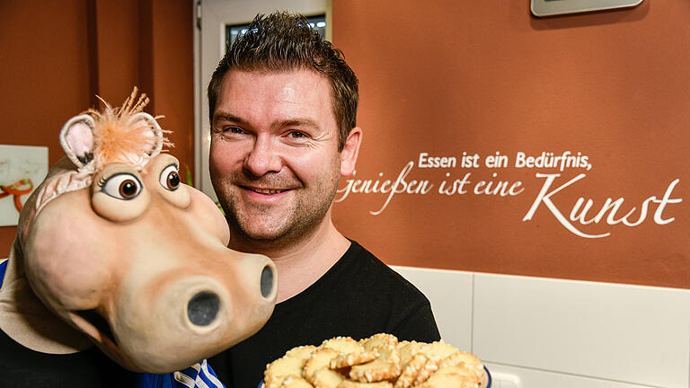 Plätzchen backen mit Sebastian Reich und Amanda: Der Bauchredner ist gelernter Konditor und backt jedes Jahr in der Weihnachtszeit Plätzchen für seine Freunde.