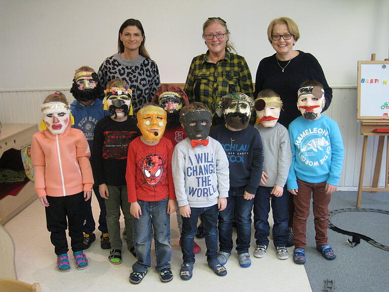 Die Kinderakademie + JUNGE!KUNST! Bad Neustadt gestaltete in Kooperation mit dem Kindergarten Mariä Himmelfahrt Gipsmasken. Hinter den Kindern (von links): Erzieherin Melanie Fuchs, Künstlerin Erika Granzow und Kindergartenleiterin Gudrun Hellmuth. Foto: Uli Hasselbacher