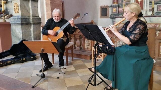 Claudia Rothkegel-Risser an der Alt- und Sopranblockflöte und Albin Heinl an der Gitarre warteten in der Spitalkirche in Karlstadt mit Kompositionen des 16. bis 18. Jahrhunderts auf.