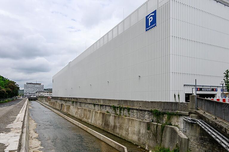 Das neue Parkhaus am Bahnhof ist seit kurzem offen. Im Hintergrund ist das Posthochhaus zu erkennen, links die Pleichach und das Hauger Glacis.