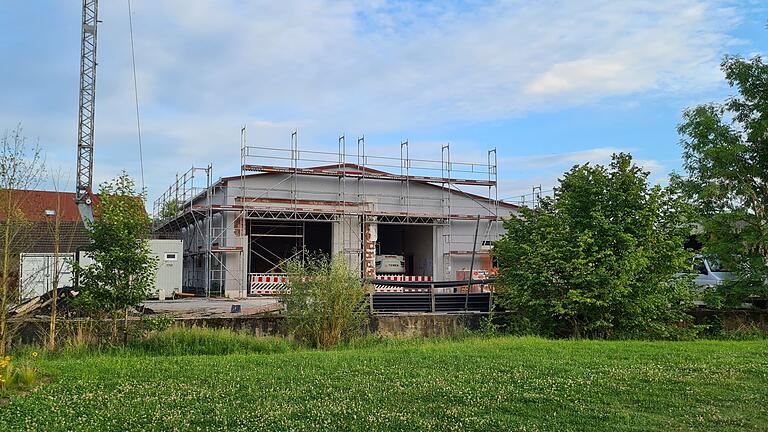 Eines der großen Projekte des diesjährigen Haushalts: Der Umbau einer Fahrzeughalle in das neue Feuerwehrgerätehaus. Die Bauarbeiten sind im vollen Gange.