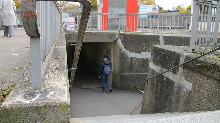 Die aktuelle Unterführung&nbsp;am Karlstadter Bahnhof ist weder barrierefrei noch optisch besonders ansprechend. In Zukunft könnte hier ein neuer Treppenaufgang und eine neue Rampe entstehen, die einen sehr viel offeneren Blick auf die Stadt ermöglichen sollen.