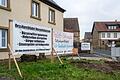 Mit großen Bannern und Plakaten protestieren Anwohnerinnen und Anwohner in Hergolshausen gegen die Teilverlegung der Durchfahrtsstraße. Sie soll künftig an ihren Wohnhäusern vorbeiführen.