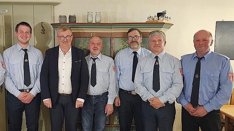 Neue Führung bei der Feuerwehr im Geiselwinder Ortsteil Ebersbrunn (von links): Michael Dürr (Stellvertreter) und Philip Mahr (Kommandant) stehen nun an der Spitze. Sie lösen Reinhold Hack (Zweiter von recht) und Ralf Mahr ab.   Bürgermeister Ernst Nickel, Vorsitzender Martin Mahr und Kreisbrandmeister Matthias Zink dankten den Wehrleuten.