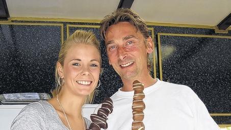 Andrea Leßmann und ihr Mann Rainer Müller mit Schokofrüchten am Spieß.