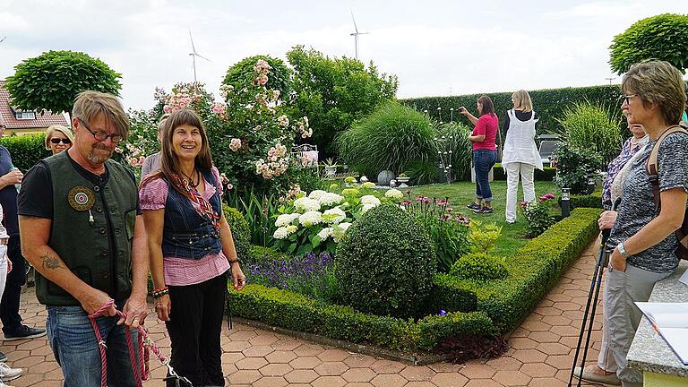 Wie im Bilderbuch präsentiert sich der Garten von Doris und Gerald Graf mit der kleinen Bank zwischen den Rosen.