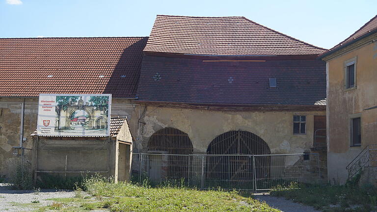 Blick auf die Mansardenscheune (rechts) im Wirtschaftstrakt der Kartause Engelgarten in Estenfeld. Durch Brandstiftung ist ein Schaden in unbekannter Höhe entstanden. In einem Bürgerworkshop soll die zukünftige Nutzung des gesamten Areals ab dem Spätherbst diskutiert werden. Foto: Guido Chuleck