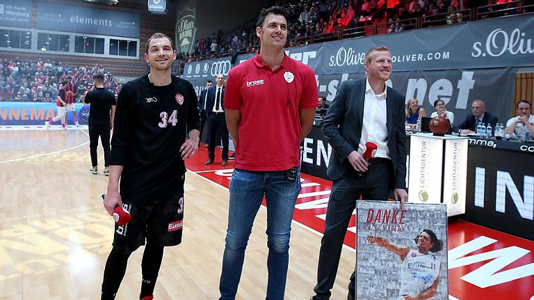 Emotionaler Abschied: Felix Hoffmann (links) und Baskets-Geschäftsführer Steffen Liebler danken Kresimir Loncar (Mitte) vor dem letzten Saisonheimspiel gegen Bonn.