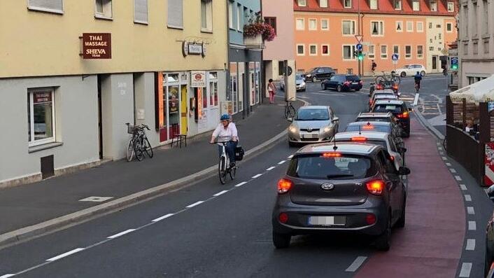 Seit dem 1.September ist die Zeller Straße eine Einbahnstraße. Viele Autofahrer scheinen dies jedoch noch nicht bemerkt zu haben:&nbsp; Dieses Foto entstand am 21.September gegen 18.55 Uhr und zeigt neun Fahrzeuge in falscher Fahrtrichtung den Zeller Berg hinab.