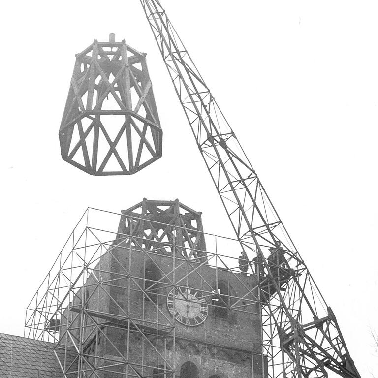 Der Abbruch des Turms von St. Andreas begann mit dem Abbau des Dachstuhls. Der Abbruch des Turms von St. Andreas begann mit dem Abbau des Dachstuhls. 