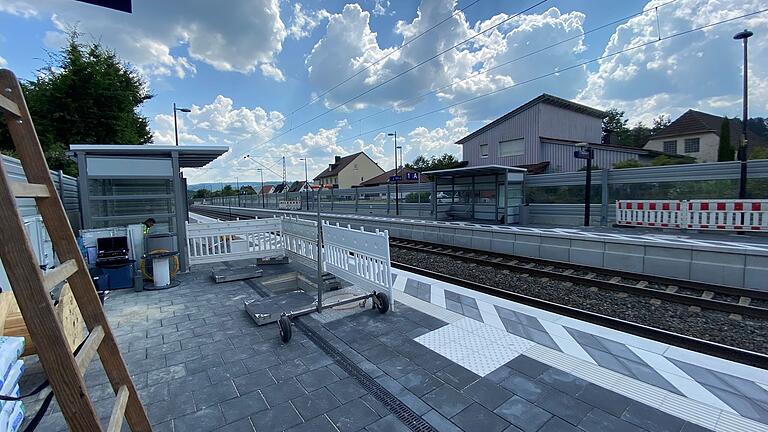 Die Arbeiten im Rahmen der Bahnsteigerhöhung in Obersinn sind nahezu abgeschlossen. Restarbeiten sollen laut der Bahn bis spätestens September fertiggestellt werden.