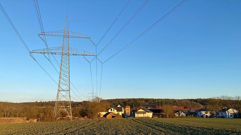 So groß wie diese Strommasten der 380-kV-Leitung Aschaffenburg-Bergrheinfeld bei Wiesenfeld sollen auch die Masten der geplanten Fulda-Main-Leitung (P43) werden.