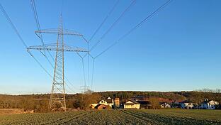 So groß wie diese Strommasten der 380-kV-Leitung Aschaffenburg-Bergrheinfeld bei Wiesenfeld sollen auch die Masten der geplanten Fulda-Main-Leitung (P43) werden.