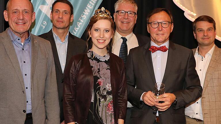 Mit fröhlichem Feiern und kritischen Vorträgen beging der Verband der Fränkischen Prädikatswinzer sein Erntedankfest, den &bdquo;Niederfall&rdquo; im historischen Rathaus in Karlstadt. Im Bild von links: Bürgermeister Paul Kruck, Mario Körbel (Dorfgemeinschaft Hohenroth), die Fränkische Weinkönigin Klara Zehnder, Robert Haller (Vorsitzender VDP), Weinbauberater Hermann Mengler und der Klimaforscher Professor Heiko Paeth.