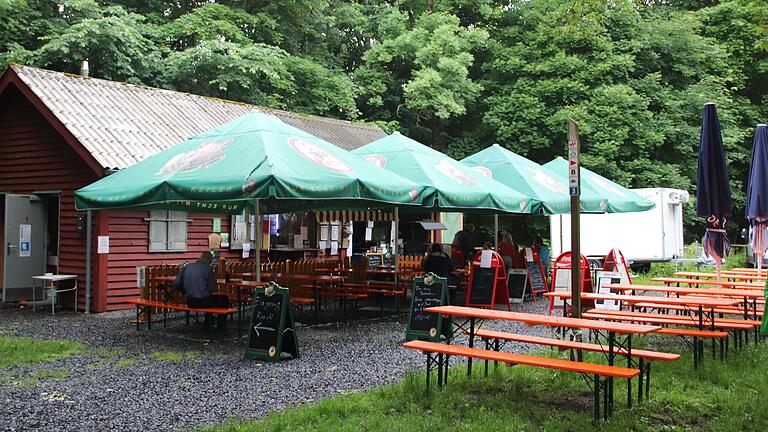 Am Schnittpunkt verschiedener Wanderwege, Mountainbike- und Radstrecken liegt der Kiosk am Basaltsee.