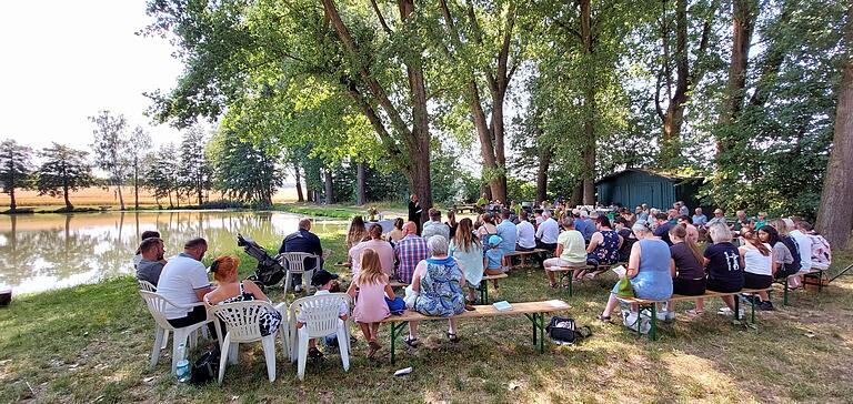 Am Weiher des Sportangelclubs Steigerwald ließ es sich im Schatten unter den Bäumen bei gut 35 Grad aushalten - und feiern.