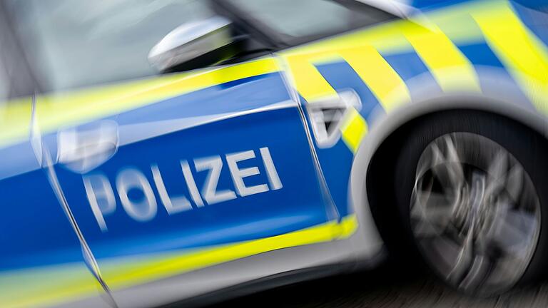 Ein trauriges Ende nahm ein Polizeieinsatz am Samstag in Leutershausen in der Rhön, wo ein verletzter&nbsp; Schimmel mit Hilfe von Feuerwehr und Landwirten aus einem Graben an einer Pferdekoppel befreit werden musste.