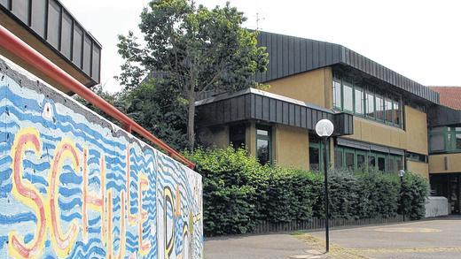 Inaktiv gestellt: So ist der bürokratische Ausdruck des Staatlichen Schulamts Würzburg für den Status der Röttinger Mittelschule. Bürgermeister Martin Umscheid drückt es deutlicher aus: „Der Freistaat Bayern hat die Mittelschule aufgelöst“, bedauert er die Entscheidung. Inaktiv gestellt: So ist der bürokratische Ausdruck des Staatlichen Schulamts Würzburg für den Status der Röttinger Mittelschule. Bürgermeister Martin Umscheid drückt es deutlicher aus: „Der Freistaat Bayern hat die Mittelschule aufgelöst“, bedauert er die Entscheidung.