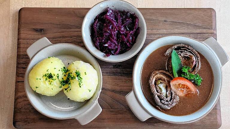 Gasthaus Krone - Lecker Fränkisch: Die Roulade mit Blaukraut und Klößen bekommt ihren besonderen Reiz durch die Soße mit süßem Senf. Gasthaus Krone - Lecker Fränkisch: Die Roulade mit Blaukraut und Klößen bekommt ihren besonderen Reiz durch die Soße mit süßem Senf.