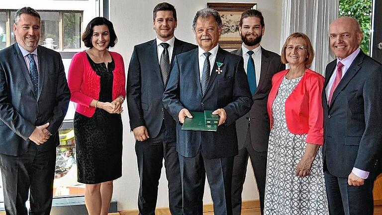 Eine hohe Auszeichnung gab es am Dienstag in der Ungarischen Botschaft in Berlin. Unser Bild zeigt (von links) den ungarischen Botschafter Péter Györkös, Staatssekretärin Dorothee Bär, Benjamin Höhn, Klaus Höhn, Max Höhn, Dorothea Höhn und Landrat Thomas Habermann.