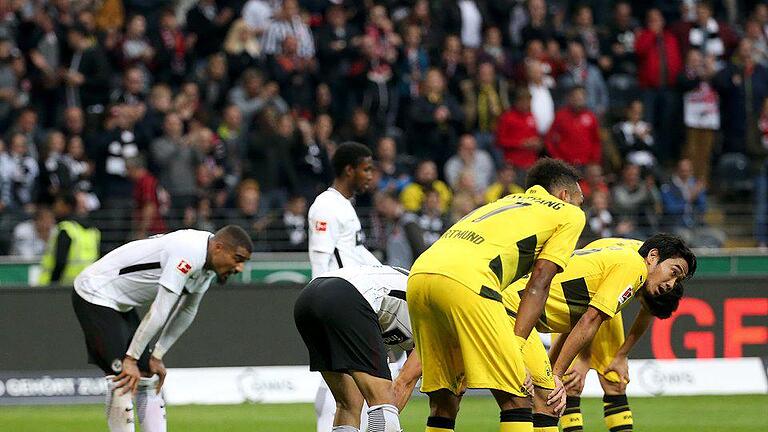 Eintracht Frankfurt - Borussia Dortmund       -  Enttäuschung bei Borussia Dortmund: Die Mannschaft von Peter Bosz kam nicht über ein 2:2 bei Eintracht Frankfurt hinaus.