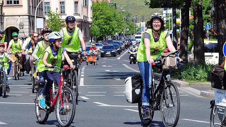 Stadtradel-Star Lore Koerber-Becker (rechts) mit Familie beim Auftakt der Aktion &ndash; sie hat in drei Wochen knapp 700 Kilometer mit dem Fahrrad zurückgelegt.