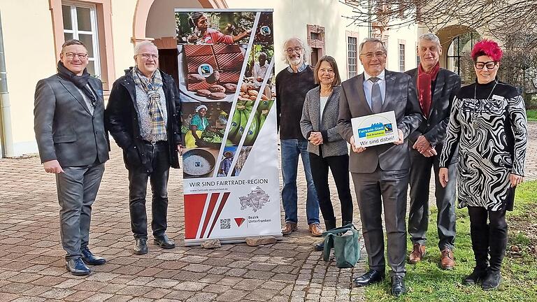 Die Fairtrade-Plakette für das Pflegeheim Schloss Römershag gab es bei einer kleinen Zertifizierungsfeier. Das Bild zeigt (von links): 3. Bürgermeister Heribert Übelacker, Gerd Kirchner, Dirk Hönerlage, Martina Kirchner, Bezirkstagspräsident Stefa...       -  Die Fairtrade-Plakette für das Pflegeheim Schloss Römershag gab es bei einer kleinen Zertifizierungsfeier. Das Bild zeigt (von links): 3. Bürgermeister Heribert Übelacker, Gerd Kirchner, Dirk Hönerlage, Martina Kirchner, Bezirkstagspräsident Stefan Funk, 2. Bürgermeister Jürgen Pfister und die stellvertretende Heimleiterin Kerstin Kolosser.