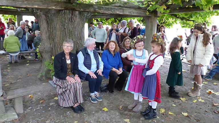 Kids und Senior/inn/en trafen sich unter der Stufenlinde und wenig später legten die MusikKids von Katja Karch mit ihren Tanzrunden los, klatschend von den Sitzenden begleitet.