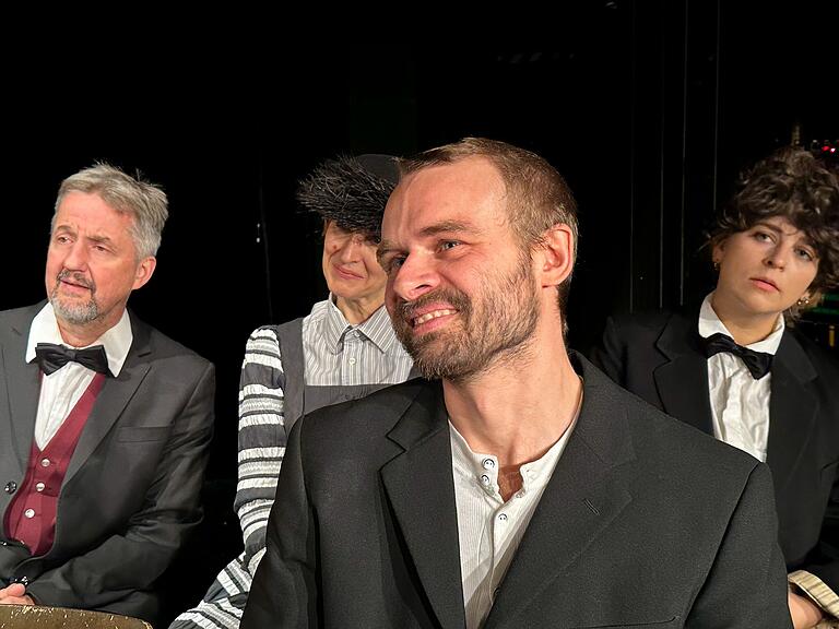 Hermann Drexler (links) in einer Massenszene. Der Bruder des Regisseurs macht fast bei jedem seiner Projekte mit. Hermann Drexler (links) in einer Massenszene. Der Bruder des Regisseurs macht fast bei jedem seiner Projekte mit.