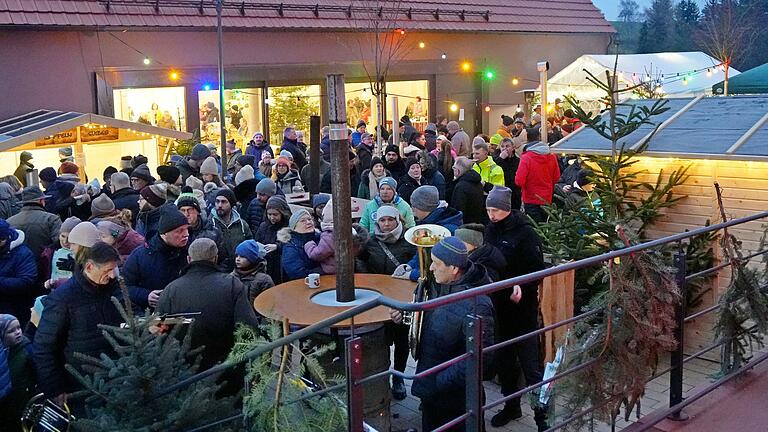 Sowohl drinnen im Dorfgemeinschaftshaus als auch draußen auf dem Dorfplatz vor der Pfarrkirche St. Margaretha unterhielten sich am Samstag beim Esselbacher Weihnachtszauber die Gäste bestens. Sowohl drinnen im Dorfgemeinschaftshaus als auch draußen auf dem Dorfplatz vor der Pfarrkirche St. Margaretha unterhielten sich am Samstag beim Esselbacher Weihnachtszauber die Gäste bestens.