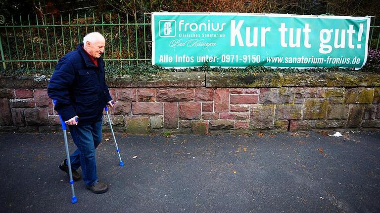 Von außen sieht es aus, als laufe im Sanatorium Fronius noch Betrieb, tatsächlich aber ist das renommierte Haus an der Bismarckstraße wegen Insolvenz geschlossen.