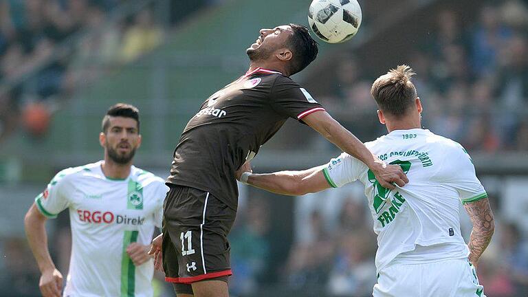 FC St. Pauli - SpVgg Greuther Fürth       -  St. Paulis Aziz Bouhaddouz und Fürths Marcel Franke (r) kämpfen um den Ball. Foto: Daniel Bockwoldt