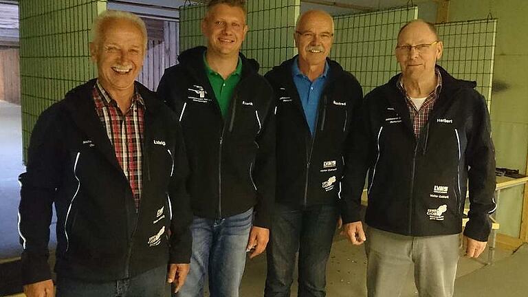 Die Sportpistolenmannschaft I, die Meister in der Gauliga wurde (von links): Ludwig Korb, Frank Kneuer, Manfred Fritz und Herbert Weiß. Die Sportpistolenmannschaft I, die Meister in der Gauliga wurde (von links): Ludwig Korb, Frank Kneuer, Manfred Fritz und Herbert Weiß.