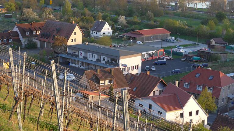 Die lockere Bebauung zwischen Ochsenfurter Straße und Staatsstraße signalisiert Entwicklungspotential, liegt allerdings auch im Überschwemmungsgebiet. Die lockere Bebauung zwischen Ochsenfurter Straße und Staatsstraße signalisiert Entwicklungspotential, liegt allerdings auch im Überschwemmungsgebiet.