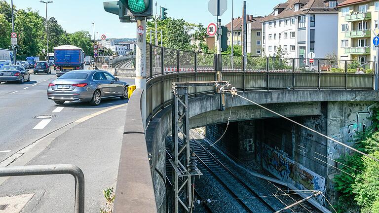 Nach der Eröffnung der Siligmüllerbrücke wird jetzt die Eisenbahnbrücke im Zuge der Rottendorfer Straße (im Bild) erneuert. Die Straßenverbindung ins obere Frauenland und Hubland wird damit von Januar 2024 bis Ende 2026 unterbrochen sein. Nach der Eröffnung der Siligmüllerbrücke wird jetzt die Eisenbahnbrücke im Zuge der Rottendorfer Straße (im Bild) erneuert. Die Straßenverbindung ins obere Frauenland und Hubland wird damit von Januar 2024 bis Ende 2026 unterbrochen sein.
