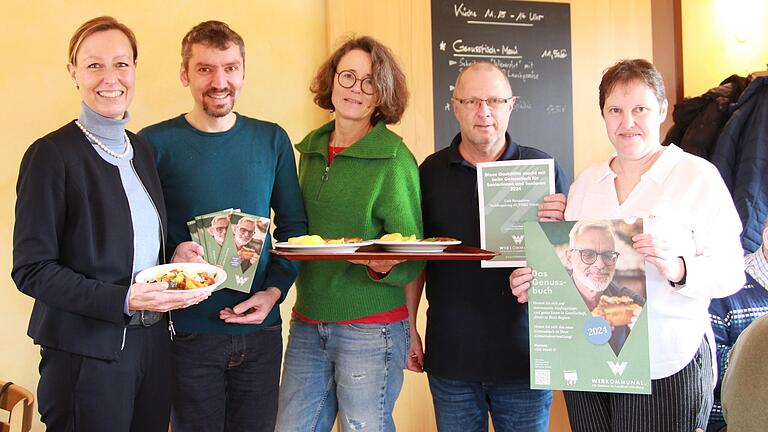 Stellen das neue Genussbuch 2024 vor (von links): KU-Vorständin Eva von Vietinghoff-Scheel, Tobias Konrad (Leiter Wirkommunal), Sybille Ludewig-Pechtl und Thomas Karg vom Café Perspektive sowie Carmen Mayr (Wirkommunal).